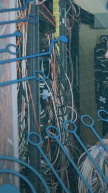 Kafkasyalı bilgisayar sunucusu üzerinden yapılan tarama ve veri işleme animasyonları. küresel hesaplama ve veri işleme kavramı dijital olarak oluşturulmuş video.