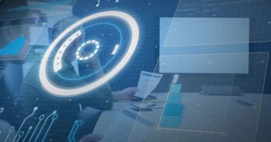 Konferans masasındaki adam raporunu inceliyor ve artan grafikle dönen finans kurulunu ortaya çıkarıyor. Teknoloji, yenilik, veri görselleştirme, kurumsal, fütüristik, dijital arayüz, profesyonel