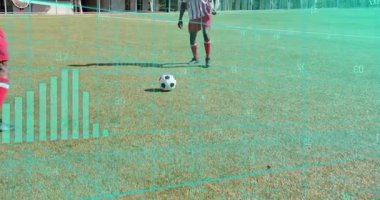 Erkek futbolcu # 16 topu yakalıyor analitik kaplamayı etkinleştiriyor gol hazırlama atışı için top sürüyor. Atletik, rekabet, strateji, takım çalışması, dijital, performans, açık hava