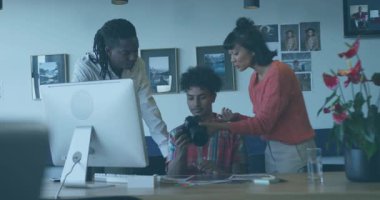 Stüdyo baskısı incelemesi sırasında lensleri yeni çıkan veri örtüsüyle ayarlayan tasarımcı rehber fotoğrafçı. İşbirliği, yaratıcılık, yenilik, analitik, dijital, çalışma alanı, profesyonellik