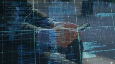 Adam kulaklıkları akıllı telefonlara yerleştirirken kod şebekesi analitik animasyon için çalışıyor. Teknoloji, dijital, arayüz, modern, iletişim, yenilik, veri