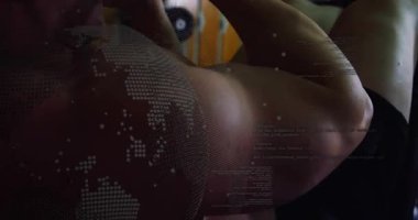 Yetişkin bir erkek ağırlık indiriyor, spor salonu küre kaplamasını kullanıyor ve kıtaları kod değiştiriyor. Fitness, strength, digital, technology, innovation, determination, kas yapısı