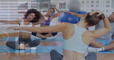 Animasyon yüzdesi çizelgeleriyle fitness sınıfının yan esneme hareketini başlatıyor. Sağlık, yoga, grup, egzersiz, motivasyon, uyum, duruş