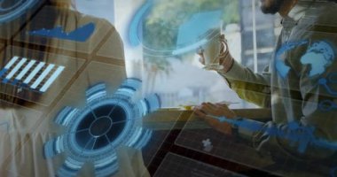 Meslektaşlar, insanlar latte jantını hizalarken, sanal veriler üzerinde çalışıyorlar. İşbirliği, yenilik, artırılmış gerçeklik, kentsel, çalışma alanı, fütüristik, iletişim