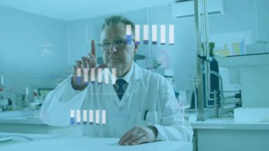 Kıdemli bilim adamı parmağını kaldırarak saydam grafikleri arıyor ve laboratuvar verilerini ayarlıyor. Teknoloji, yenilik, veri görselleştirme, bilimsel, araştırma, geleceksel, laboratuvar