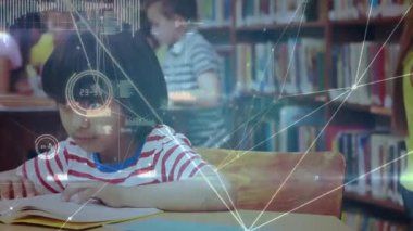 Kadın çocuk kütüphanede kitap açıyor, animasyon veri ağı grafiklerini etkinleştiriyor öğrenmeyi geliştiriyor. Çocuklar, eğitim, teknoloji, ağ, konsantrasyon, öğrenme, öğrenim
