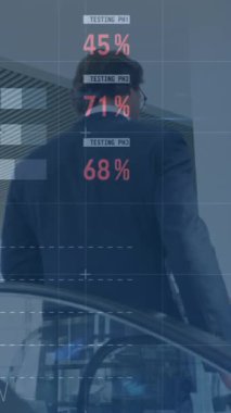Yürüyen merdivende konuşan iş adamlarının finansal verilerinin ve grafiklerinin animasyonu. işletme, finans, ekonomi ve teknoloji konsepti dijital olarak oluşturulmuş video.