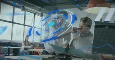 Holografik UI kaydırma tabletini çağırmak ve veri bilgilerini karşılaştırmak için ayakta duran teknik kurşun tıklama stili. Teknoloji, işbirliği, yenilik, dijital, fütürist, çalışma alanı, profesyonellik