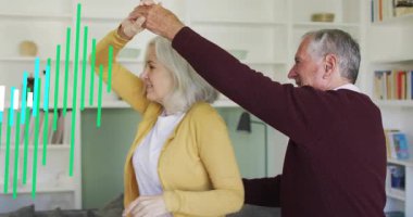 Erkek kadının eline uzanıyor ve ev sağlığı dansı için onu nazikçe döndürüyor. Çift, balo salonu, klasik, zarif, bağlantı, samimiyet, hareket