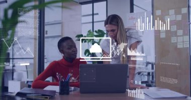 Dizüstü bilgisayarları analiz eden meslektaşlar, bulut sürücüsü ölçümleri tartışması notlar alarak gelişen çizelgeler. İşbirliği, veri analizi, dijital teknoloji, modern çalışma alanı, takım çalışması