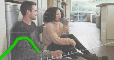 Mutfakta eğilen ve bardakları yudumlayan çiftler, finansal veri akımını görselleştiren grafikler. Romantik, samimi, modern, gündelik, iletişim, rahatlama, uyum