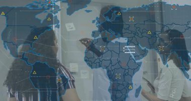 Cam tahtaya yazı yazan adam, iş dünyasının haritasını çıkartıyor. Görsel veri noktalarını kavrayabilmek için üst üste koyuyor. İşbirliği, takım çalışması, veri görselleştirme, yenilik, iş stratejisi, modern çalışma alanı