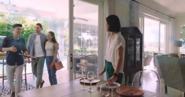 Koreli ev sahibi cam kapı masaya tabak koyuyor, yemek tepsisi taşıyan arkadaşları karşılıyor. Konukseverlik, toplanma, kutlama, yoldaşlık, içeride, dışarıda, neşeli