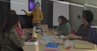 Sunucu teknoloji toplantısındaki proje hedeflerini özetliyor ve görsel görüntülerin üzerinde animasyon kodlarına neden oluyor. İşbirliği, beyin fırtınası, yenilik, dijital, profesyonel, takım çalışması, anlayış