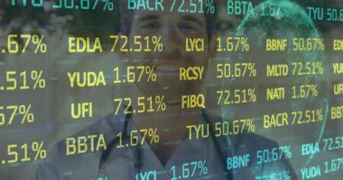 Doktor sağlık verilerini tarıyor ve trend analizi için küre titreşimlerini ve kalp atışlarını gösteriyor. Tıbbi, teknoloji, yenilik, analitik, dijital, profesyonel, fütüristik