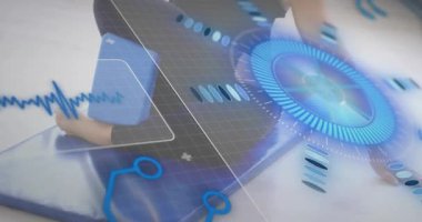 Fitness antrenörü yoga bloğuna basıyor ve çekirdeği devreye sokuyor. Nabız ile yan hamleye kayıyor. Egzersiz, sağlık, biyomekanik, rehabilitasyon, aktif giyim, dijital eğitim, vücut hareketi