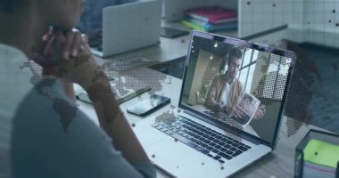 İş kadını çağrı sırasında çenesini dinlendiriyor, dijital haritada meslektaşlarının doküman çevirdiğini gösteriyor. İşbirliği, bağlantı, profesyonellik, modern, iletişim, uzak, takım çalışması