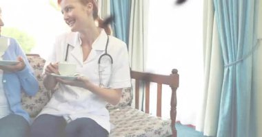 Noktalı grafik, sürüklenen hemşire ve kıdemliyi çay içerken ve sağlık desteğini paylaşırken gösteriyor. Şefkat, dostluk, refah, şefkat, destek, rahatlama, bakım