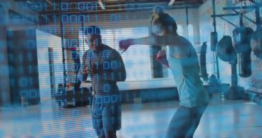 Stüdyoda daha iyi bir form için ikili kodla boks talimi yapan eğitmen rehberi. Fitness, antrenman, dövüş sanatları, dijital arayüz, atletik, güç, kondisyon