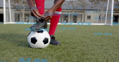 Futbolcu, futbol antrenmanı için topa basıyor, krampona krampon takıyor. Sporcu, ayakkabı, fitness, spor kıyafeti, hareket, kararlılık, stadyum