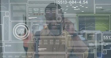 İş adamı koridorda yürürken sırt çantalı ve hologramları telefonla senkronize ediyor. Teknoloji, yenilik, işbirliği, fütürizm, çalışma alanı, dijital, bağlantı