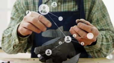 Sanat stüdyosunda zanaatkarlar kil ve arıtma formlarını alıyor ve ağ üzerinde yoğunlaşıyor. Heykel, işçilik, yaratıcılık, el yapımı, zanaatkar, çalışma alanı, dokulu