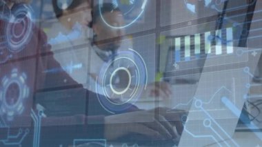 İki meslektaş yüksek çözünürlüklü teknolojiyi etkinleştiriyor, ölçümler için atım çizelgelerini yazıyor ve izliyor. Teknoloji, veri görselleştirme, işbirliği, yenilik, modern, analitik, dijital arayüz