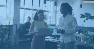 Diz üstü bilgisayarı açan ve iş toplantısında verileri işaret eden bir kadın, girdap gibi dönen ve solan verileri örtüyor. İşbirliği, takım çalışması, teknoloji, yenilik, modernite, veri analizi, profesyonel