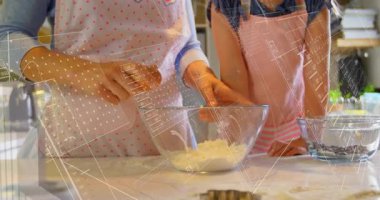 Anne, kızına çiğ yumurta veriyor, un pişirirken ona yol gösteriyor. Aile, yemek pişirme, denetim, eğitim, evcil, sıcak