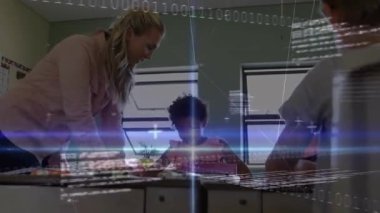 Eğitmen masanın üzerine eğilip ders kitabına işaret ederken sınıf ikilisi oynuyordu. Eğitmen, öğrenim, akıl hocalığı, eğitim, eğitim, sınıf, öğrenci ilişkileri