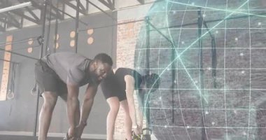 Şeffaf ızgara küreyle sallanmadan önce çaydanlık çanları tutan stajyer eğitmeni. Kuvvet eğitimi, spor salonu, fitness, egzersiz, performans, motivasyon, dijital arayüz