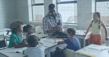 Öğretmen dünyayı kaldırırken öğrenciler ders sırasında coğrafya sorularına eğilirken döndürüyor. Eğitim, öğrenme, merak, sınıf, keşif, öğretim, çocuklar