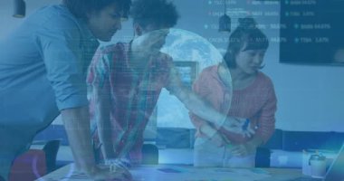 Mavi işaret seçmek, takım çizim yapmak analitik için dijital küre ve grafiklerle notlar düzenlemek. İşbirliği, takım çalışması, beyin fırtınası, yenilik, dijital, analitik, yaratıcılık