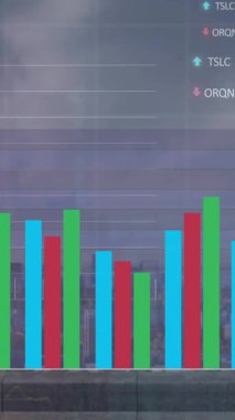 Şehir manzarası üzerinde veri işleme animasyonu. Küresel finans, iş, bağlantılar, hesaplama ve veri işleme kavramı dijital olarak oluşturulmuş video.