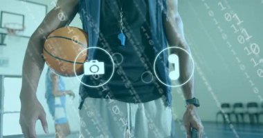 Koç, elinde basketbol telefonuyla mahkemeye girdi. Teknik demo için bisiklet ikonları oluşturmaya başladı. Teknoloji, spor, dijital, atlet, koçluk, fütüristik, fitness