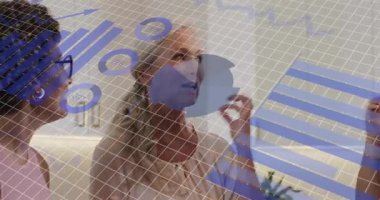 İşletme lideri çenesini grafiğe vurarak turta grafiği segmentini kaldırıyor ve kıdemsiz meslektaşı meşgul ediyor. İşbirliği, akıl hocalığı, veri görselleştirme, takım çalışması, profesyonel, modern, yürütme