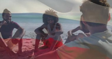 Arkadaşları sahilde otururken baygın Bulgar bayrağını sallarken gösteren turizm reklamı. Sahil, arkadaşlık, boş zaman, yaz, tatil, yaşam tarzı, açık hava.