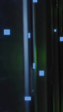 Bilgisayar sunucuları tarafından beyaz kadın üzerinde devre kartı ve veri işleme animasyonu. Küresel iş, bağlantılar, hesaplama ve veri işleme kavramı dijital olarak oluşturulmuş video.