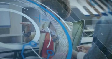 İş danışmanı el kaldırıyor ve hologramı kontrol ederken verileri açıklıyor. Gelecekçi, işbirlikçi, yenilikçi, dijital, girişken, profesyonel, şık