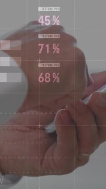 Telefon kulaklığı kullanarak iş adamlarından veri işleme animasyonu. Küresel spor teknolojisi dijital arayüz ve bağlantılar konsepti dijital olarak oluşturulmuş video.