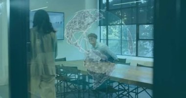 İş toplantısına giren ve el sıkışan bir kadın. Dünya hologramı atarken materyalleri inceleyen bir kadın. İşbirliği, ağ oluşturma, yenilik, modern, profesyonel, teknoloji, takım çalışması