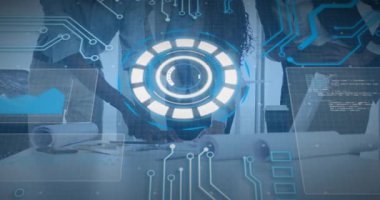 Profesyoneller, analiz için veri panelleriyle masa başı teknoloji arayüzünü aktif hale getiriyorlar. Futuristik, işbirliği, yenilik, dijital, takım çalışması, modernite, veri görselleştirme