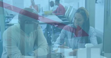 Kıdemli akıl hocası, cam duvarlı iş toplantılarında yazarlık yapan kadınlara doküman kaydırıyor. İşbirliği, akıl hocalığı, takım çalışması, profesyonellik, çeşitlilik, modern, kurumsal