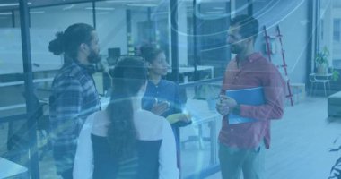 Mavi gömlekli takım arkadaşı ofis toplantısına sarı klasörle başlıyor ve emsallerinin başını sallayarak el sallıyor. İşbirliği, takım çalışması, iletişim, profesyonellik, modern, kurumsal, tartışma