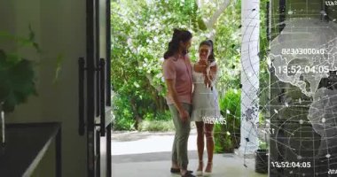 Verandaya çıkan bir çift, akıllı telefonu işaret eden ve dönen veri küresi teknisyeni demosu gösteren bir kadın. Teknoloji, bağlantı, dijital, ağ, iletişim, modern, yaşam tarzı