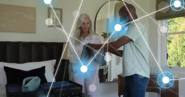 Son sınıf öğrencisi kadın, erkek gibi giyinip, üzerinde etiketler olan pantolon taşıyan valizini hazırlıyor. Tatil, organizasyon, işbirliği, ev, yaşam tarzı, minimalist, açık hava