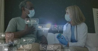 Doktor hapları değiştirirken hastanın göğsüne el hareketi yaparak yükselen sosyal simgelerle tıbbi dozu yönlendiriyor. Teletıp, sağlık, danışma, sosyal medya, dijital iletişim, tıbbi danışmanlık