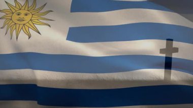 Hafif esinti hızlanır ve yoğunlaşır, Uruguay bayrağı dalgalanır, güneş simgesi sallanır. Vatanseverlik, ulusal, kumaş, hareket, sembolizm, açık hava, dinamik