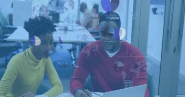 Meslektaşlar iş planlama verilerini animasyon grafikler ve kod örtüleriyle analiz etmek için dizüstü bilgisayar açıyorlar. İşbirliği, takım çalışması, veri analizi, modern çalışma alanı, iş büyümesi, dijital yenilik