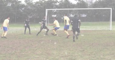 Penaltı sahasında topu kontrol eden sporcu top sürüyor ve kale golüne vuruyor. Futbol, spor, yarışma, takım çalışması, aksiyon, açık hava, stadyum